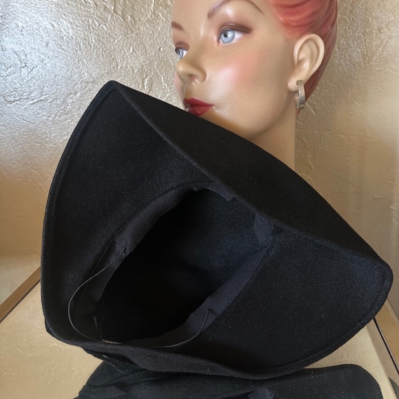STYLISH 1940\'s BLACK FELT HAT - TURNED DOWN FRONT BRIM + ORANGE/BLACK FEATHERS